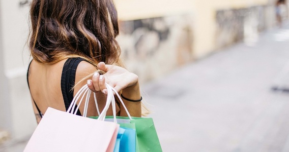 Tax free shopping: nella Legge di Bilancio 2024 la soglia scende a 70 euro