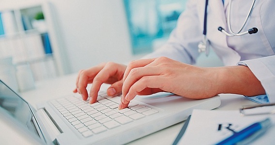 Il medico convenzionato che si avvale di una segretaria non paga l'IRAP