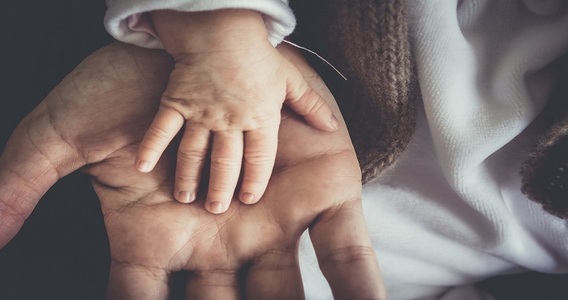 Bonus bebè e assegno maternità per stranieri, vale qualsiasi permesso di soggiorno