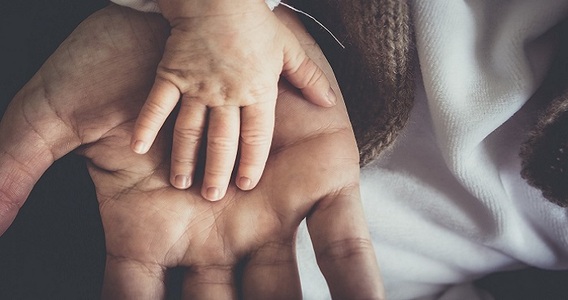 Congedo di paternità da 10 giorni a tre mesi: novità in arrivo col Family Act