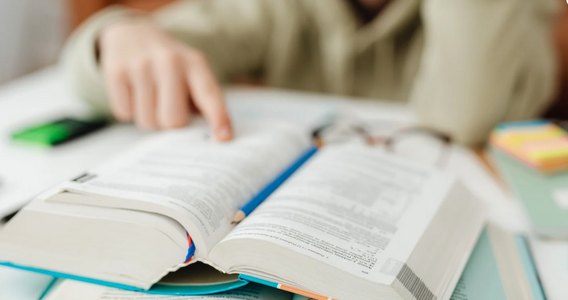 Bonus libri con ISEE fino a 40.000 euro: il DL riscrive il contributo della Manovra