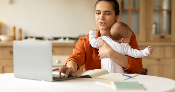 Non c'è bonus che tenga: quasi 41.000 lavoratrici madri hanno lasciato il lavoro nel 2025