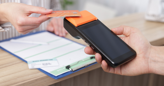 Pagamenti elettronici, corrispettivi e fatture: le regole di collegamento POS-RT