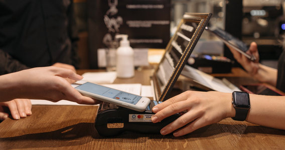 Registratori e POS collegati dal 2026: scontrini e pagamenti elettronici viaggiano insieme