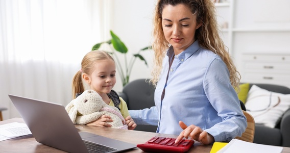 In pensione prima con l'assegno di invalidità: l'aiuto extra per le lavoratrici madri