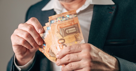 Cartelle, salta lo stop ai contanti. Come ripensare i pagamenti agli sportelli senza esclusioni