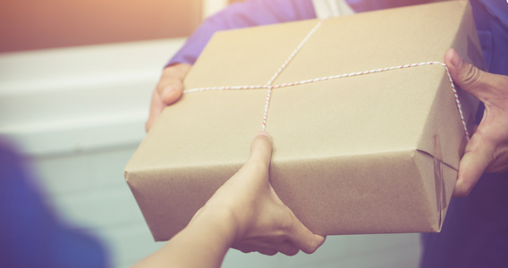 Tassa sui pacchi, l'e-commerce costa di più da luglio: in Italia è cortocircuito