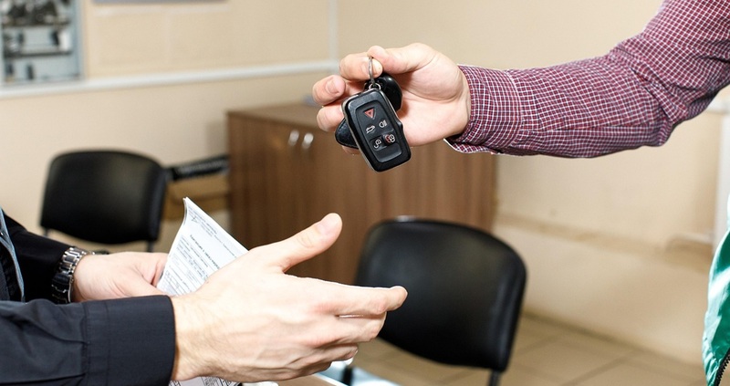Noleggio sociale: auto nuova a 100 euro al mese con rottamazione, chi può fare domanda 